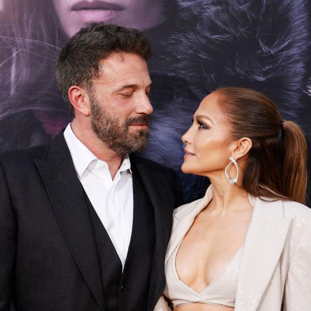 Ben Affleck und Jennifer Lopez stehen zusammen vor einem Hintergrund.