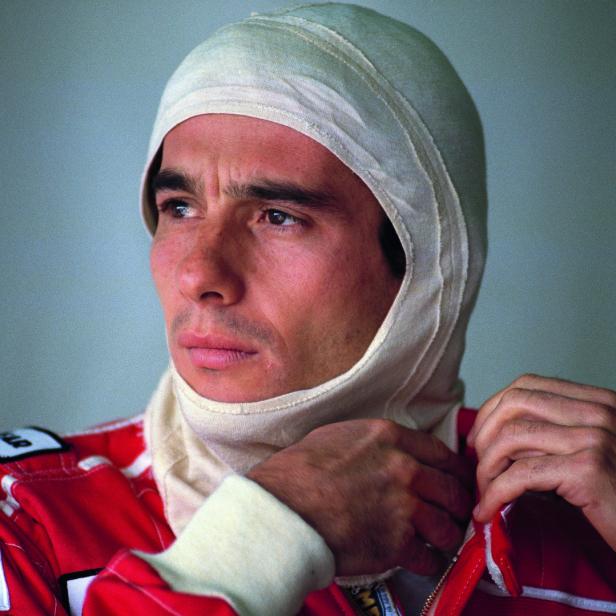 Ayrton Senna mit Sturmhaube und Rennanzug vor einem Rennen.