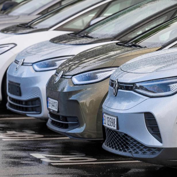 VW Elektroautos am Parkplatz eines Fahrzeughandels