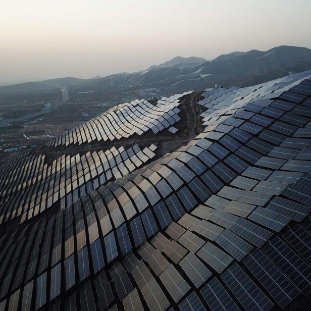 Photovoltaikpanele auf einem Berg in China. Der Hügel ist voller Elemente. 