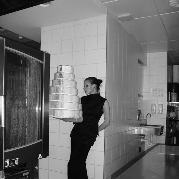 Die Tortenkünstlerin Sophia Stolz mit einer ihrer Skulpturen.