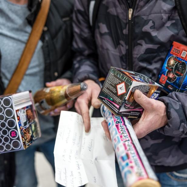 Menschen haben Silvesterböller in der Hand