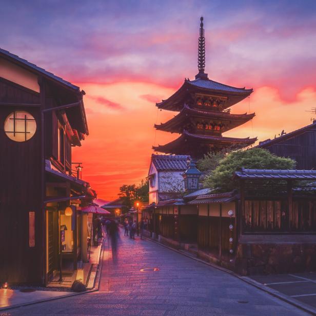 Besonders schön in der Dämmerung: die Gassen in den historischen Stadtvierteln Gion und Higashiyama, hier mit der Yasaka-Pagode.