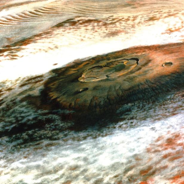 Ein großer Krater erhebt sich aus einer Wolkenmasse.
