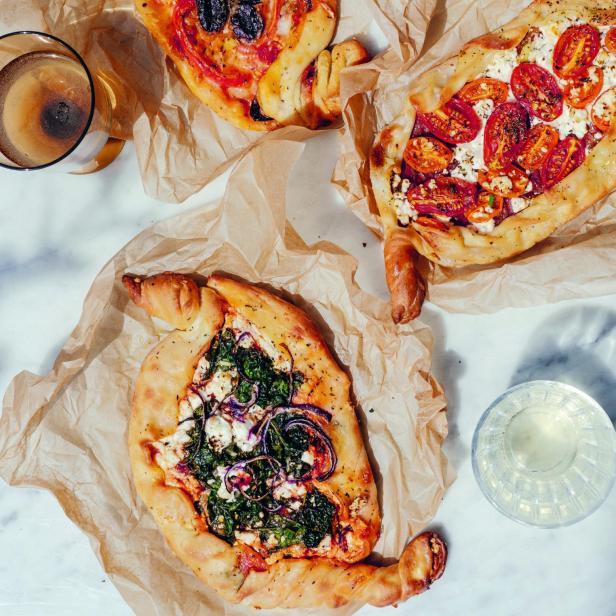 „Griechische Pizzas auf viererlei Art“.