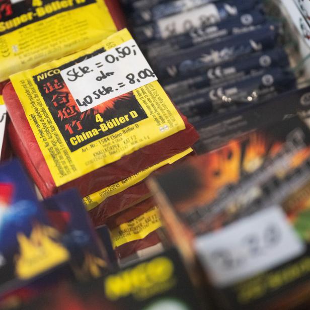 Verschiedene Feuerwerkskörper, darunter China-Böller D, werden zum Verkauf angeboten.