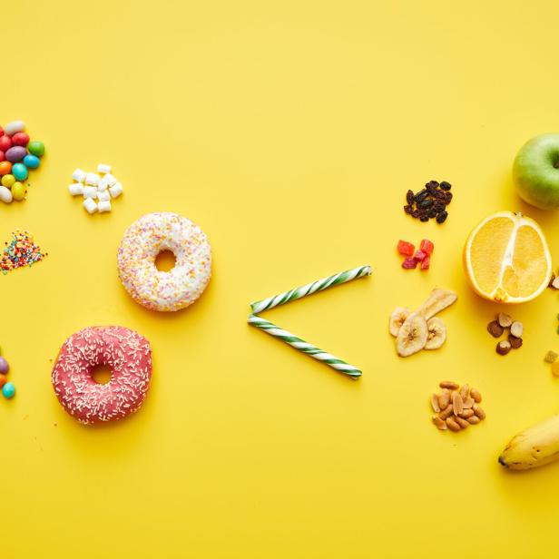 Süßigkeiten und Donuts werden mit Obst und Nüssen verglichen.