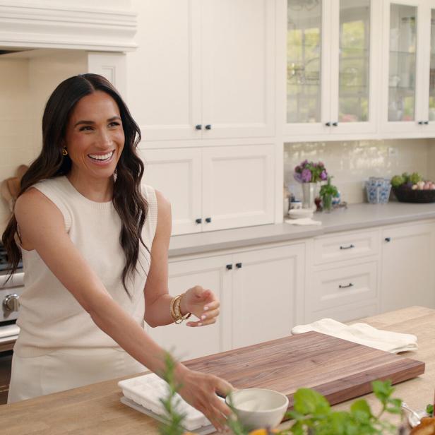 Meghan Markle, Duchess of Sussex schwingt in ihrer Serie „With Love, Meghan“ den Kochlöffel.