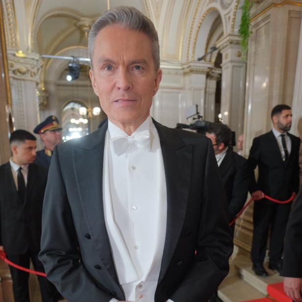 Ein Mann im Frack auf dem Opernball 2023.