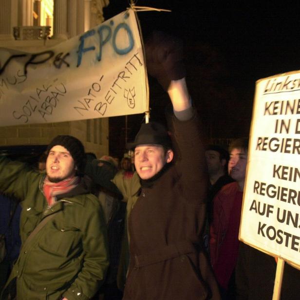 Demonstranten und Transparente gegen ÖVP und FPÖ 