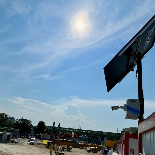 Eine Baustelle und eine Überwachungskamera.