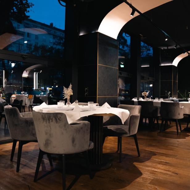 Ein gedeckter Tisch in dem Restaurant Mon Cher in Wien.