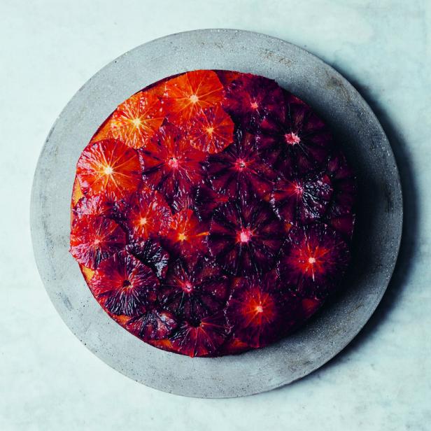 Eine Orangen-Mandeltorte auf einem grauen Teller.