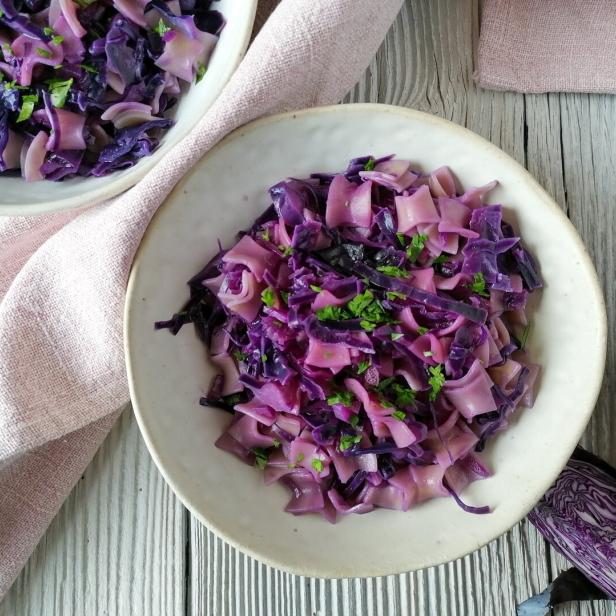 Rotkohl mit Bandnudeln und Petersilie in einer Schüssel.