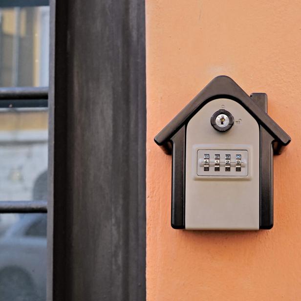 Eine Schlüssel-Box ist an der Fassade eines Gebäudes montiert 