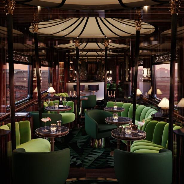 Der luxuriöse Barwagen des Venice Simplon-Orient-Express mit grünen Sitzen und Tischen.