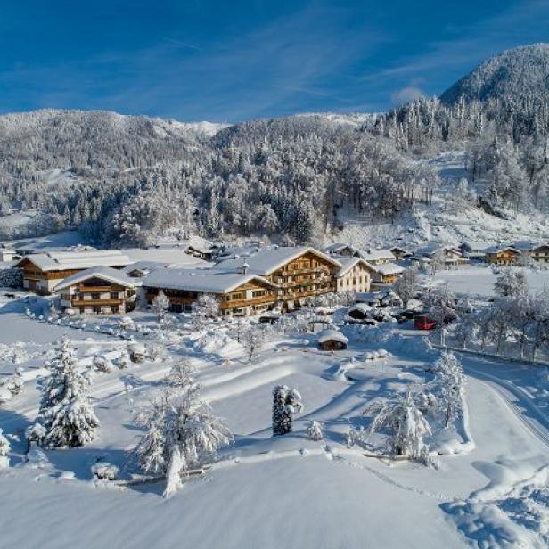 Das Familotel Landgut Furtherwirt in Kirchdorf in Tirol unter einer Schneedecke.