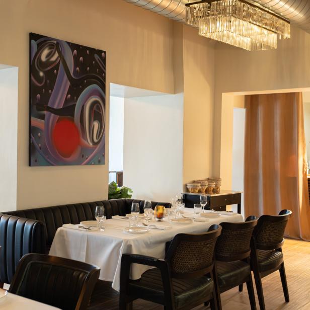 Ein gedeckter Tisch in einem Restaurant namens „Neo Masa“.