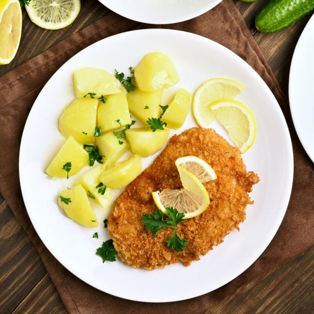 Schnitzel mit Erdäpfeln.