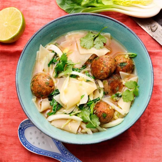 Eine Schüssel Wan-Tan-Suppe mit Fleischbällchen und Gemüse.