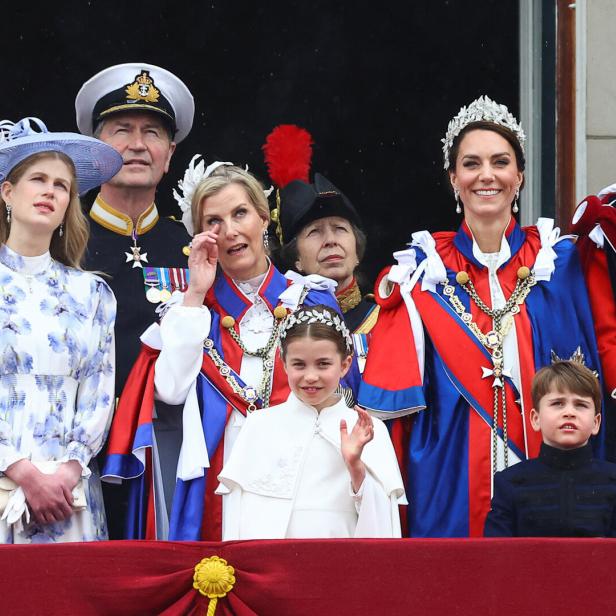 Lady Louise (ganz links) mit ihrer Familie: Mama Sophie, Tante Anne und ihr Ehemann Timothy Laurence, Cousin William mit Ehefrau Kate mit Tochter Charlotte und Sohn Louis