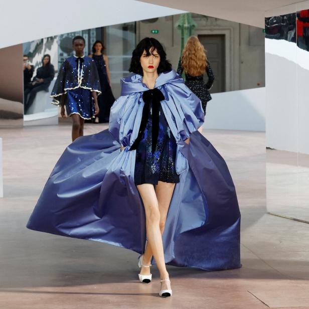 Ein Model läuft bei der Chanel-Show 2025 über den Laufsteg.