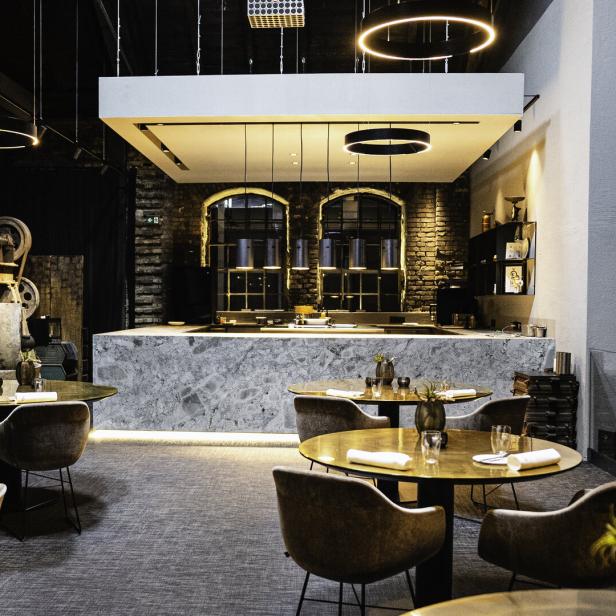 Die Bar von Andreas Senn in einem Restaurant mit industriellem Design.