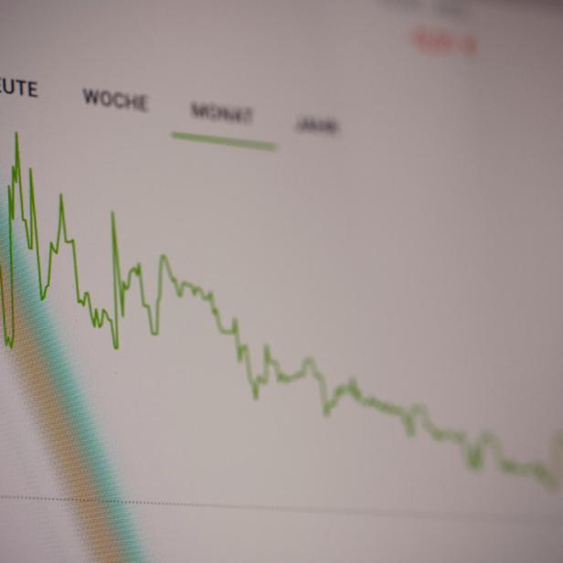 Eine Grafik zeigt eine sinkende Wirtschaftskraft.