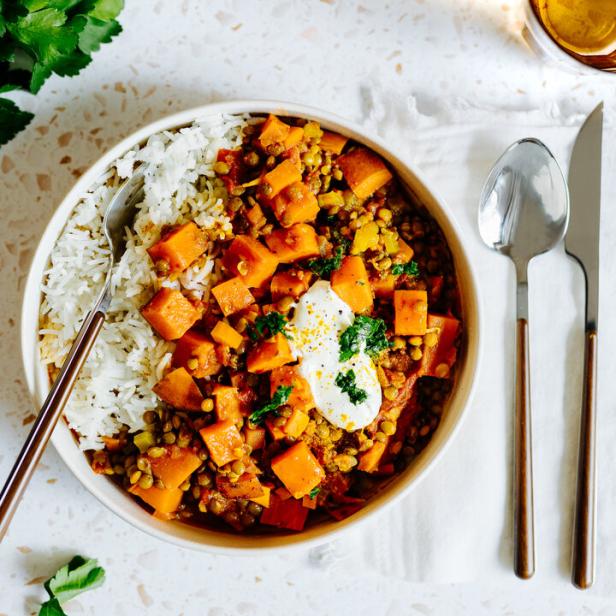 Süßkartoffel-Curry mit Linsen und Reis in einer Schüssel.