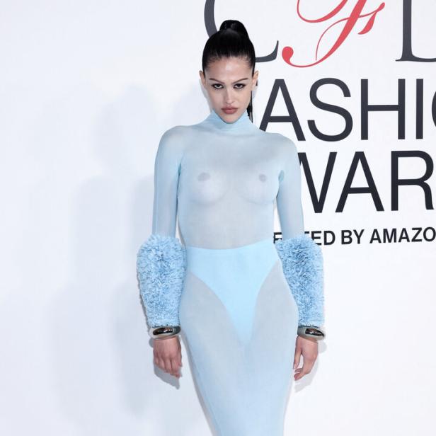 Ein Model trägt ein transparentes, hellblaues Kleid mit Rüschenärmeln auf dem CFDA Fashion Award-Event.