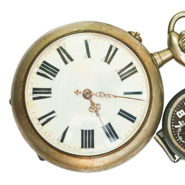 Eine goldene Taschenuhr und eine Armbanduhr liegen nebeneinander.