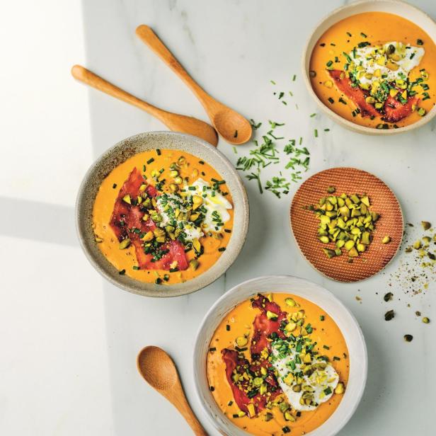 Cremesuppe aus gebratenem Gemüse mit Ricotta.