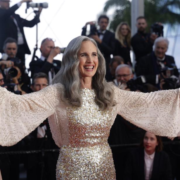 Andie MacDowell auf dem roten Teppich in einem glitzernden Kleid.