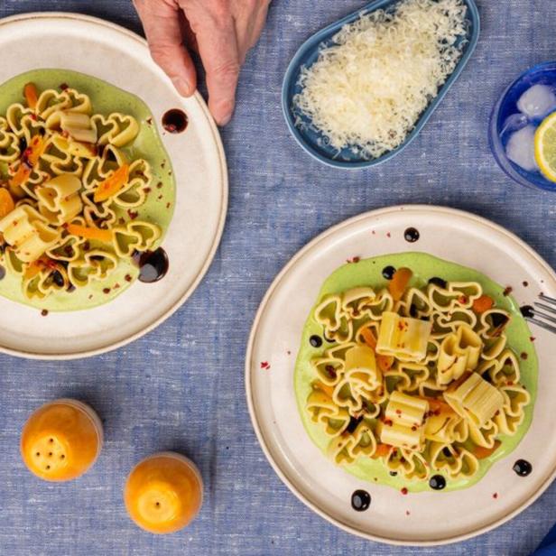 Ein Paar isst Pasta zum Valentinstag.