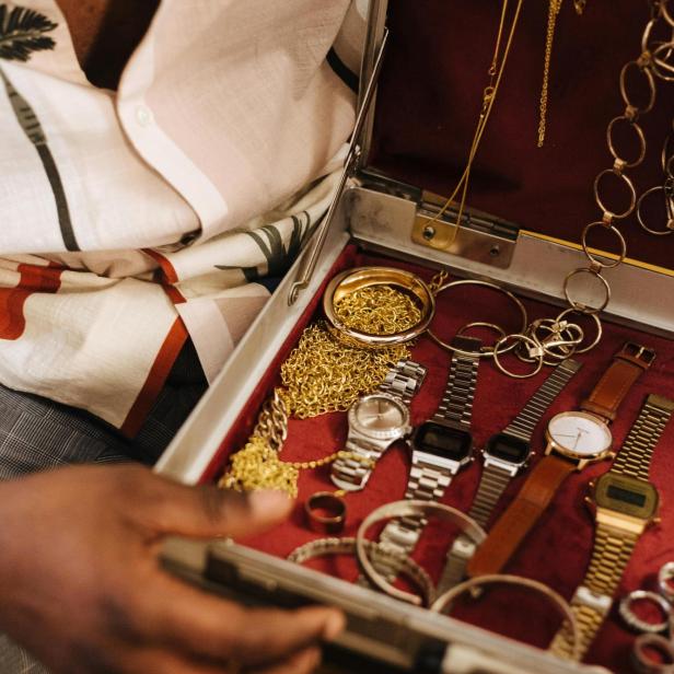 Eine Kiste mit Golduhren und Schmuck. 
