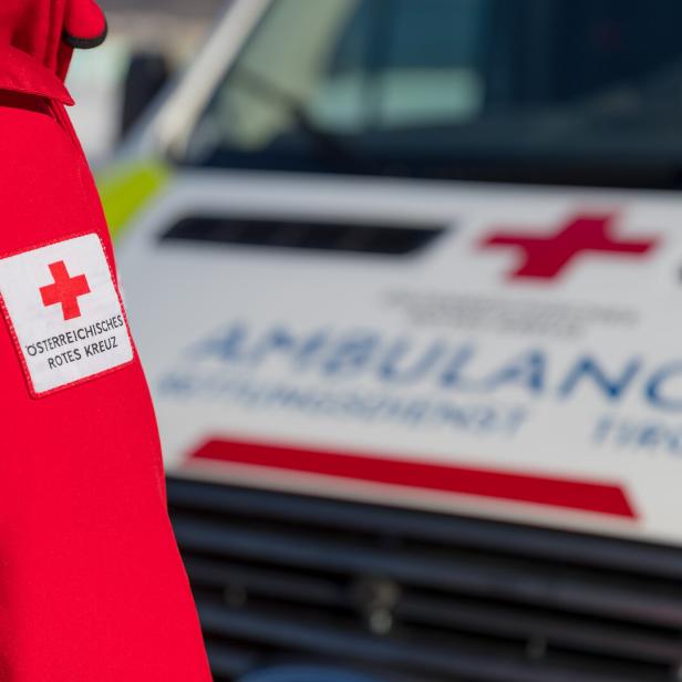 Rettungssanitäter vor Rot-Kreuz-Auto