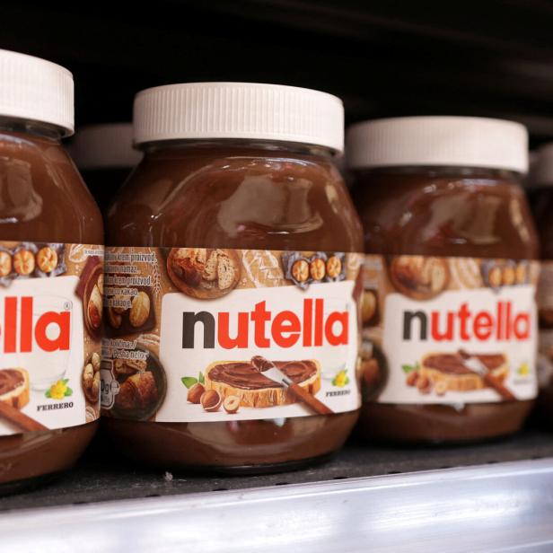 Mehrere Gläser Nutella stehen in einem Regal.