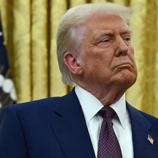 US-Präsident Donald Trump vor einer Flagge.