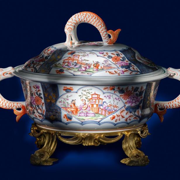 Deckelterrine mit Chinoiserien und Fischhenkeln, um 1730/1735, Porzellan