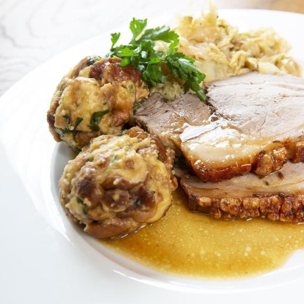 Bayerischer Schweinsbraten mit Brezenknödel von Tenor Jonas Kaufmann.