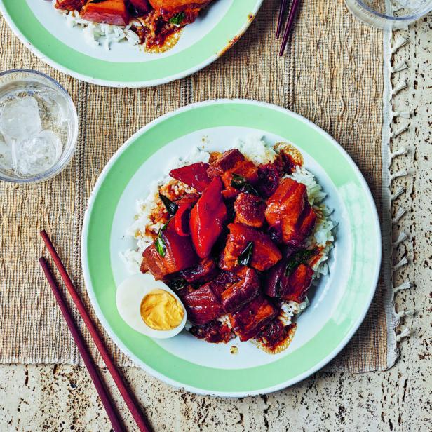 Geschmorter Schweinebauch auf Reis mit Ei und Paprika.