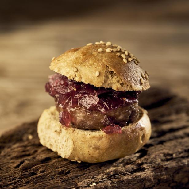 Mini-Burger mit Salsiccia und karamellisierten Zwiebeln.