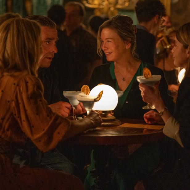Bridget Jones und ihre Freunde trinken blaue Cocktails.