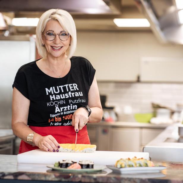 Claudia Jung schneidet Mango-Sushi-Rollen für ihr Schlagerkochbuch.