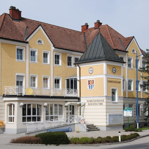 Das Gemeindeamt Kematen/Ybbs in Österreich ist ein gelbes Gebäude mit rotem Ziegeldach.