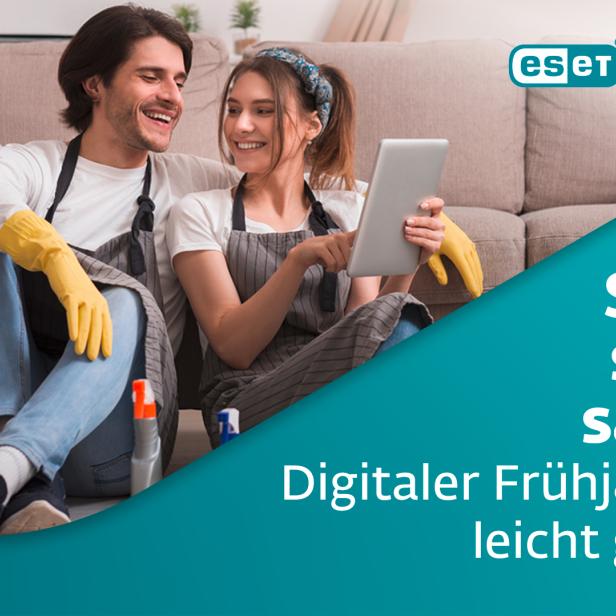 Ein Mann und eine Frau sitzen in Putzklamotten vor einem Sofa.