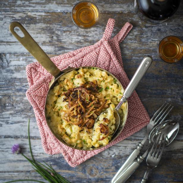 Tiroler Kasspätzle aus dem Kochbuch „Österreichische Tapas“.