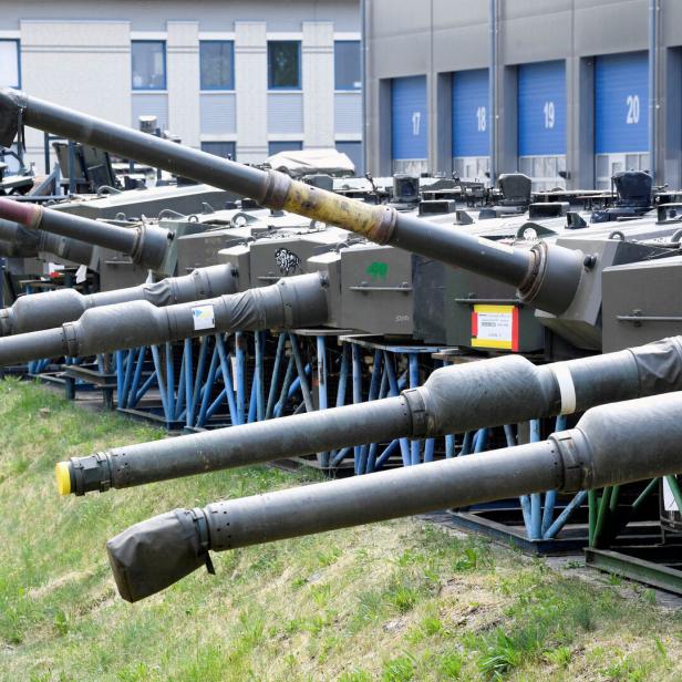 Mehrere Kampfpanzer stehen nebeneinander auf einem Lagerplatz.
