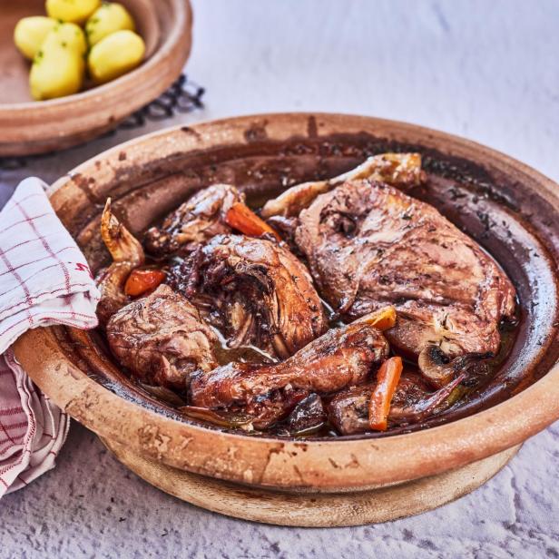 Coq au vin in der Tajine.