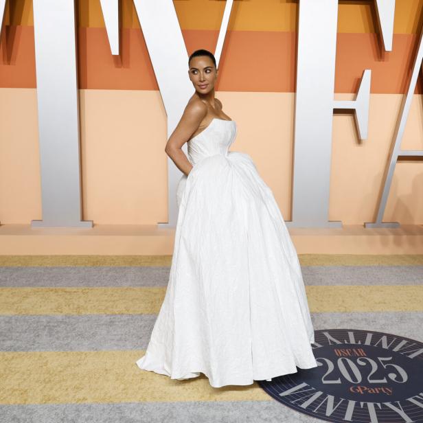 Kim Kardashian in einem weißen Kleid bei der Oscar Vanity Fair Party 2025.